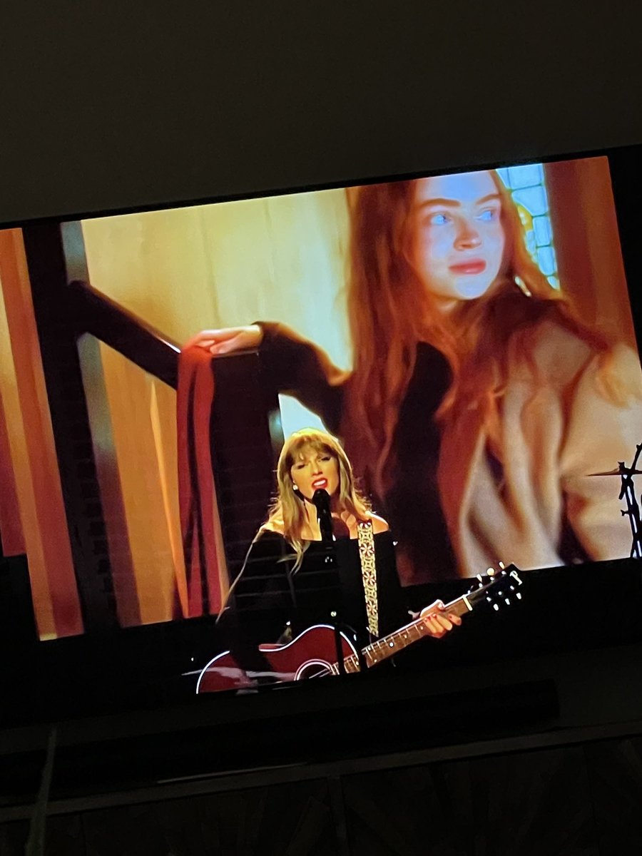 taylorfans89_'s tweet photo. IM UNWELL. #TaylorOnSNL @taylornation13 @taylorswift 🧣🧣🧣🧣🧣🧣🧣🧣 https://t.co/mDiqSDMGXU