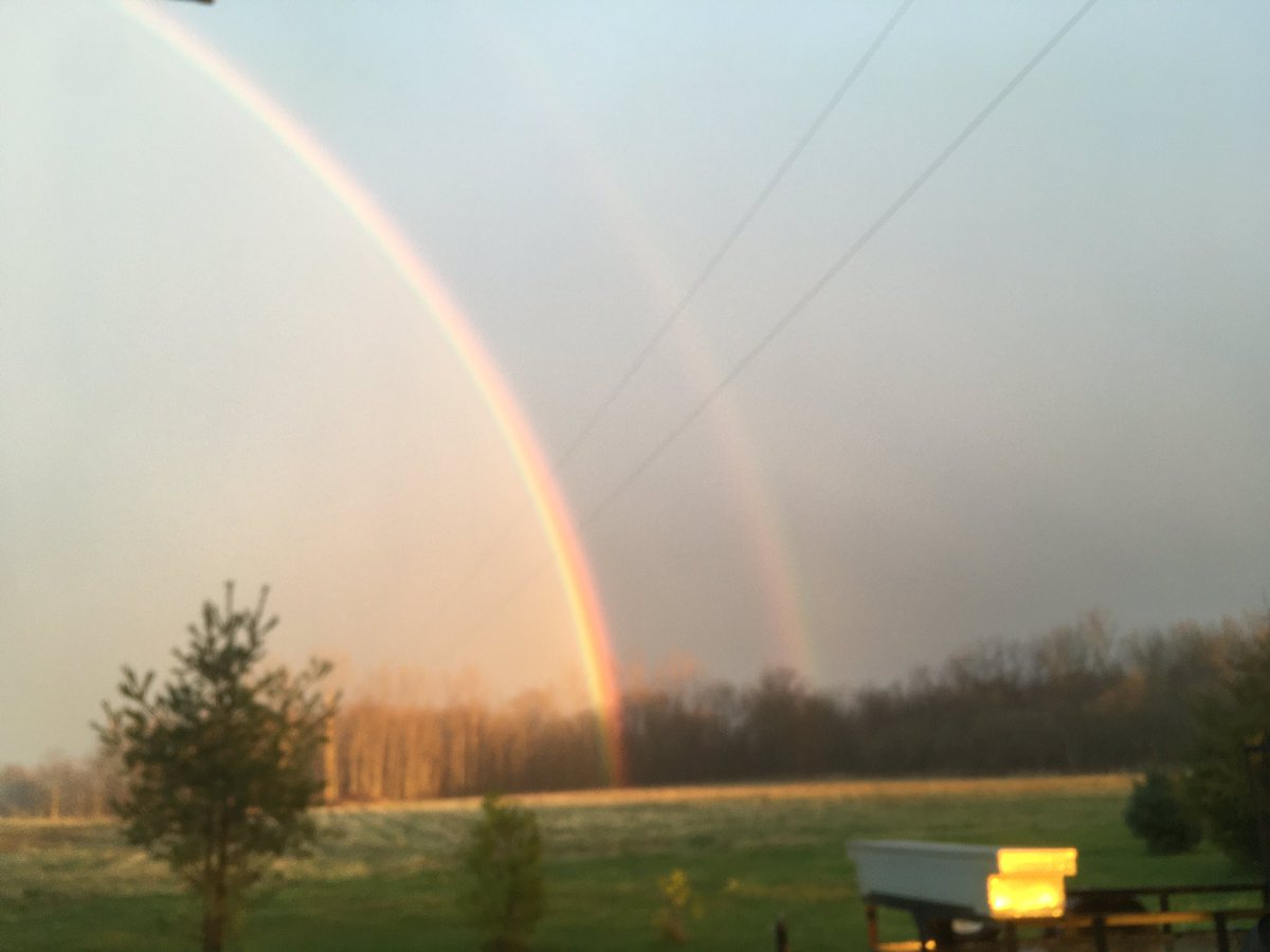 RaguGaming1's tweet photo. God I love sleet sunsets, probably my favorite now. #miwx #MIWeather https://t.co/Ssq35sA0c7
