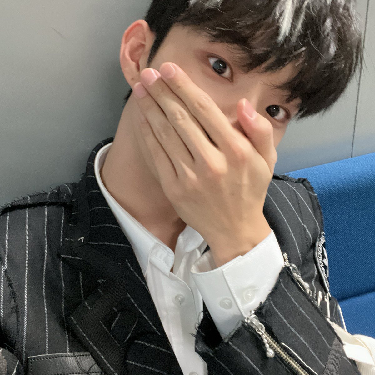 _Q_mean's tweet photo. 남찍사 셀카 다 주는 아기 호감 https://t.co/N4Qn92QRGh