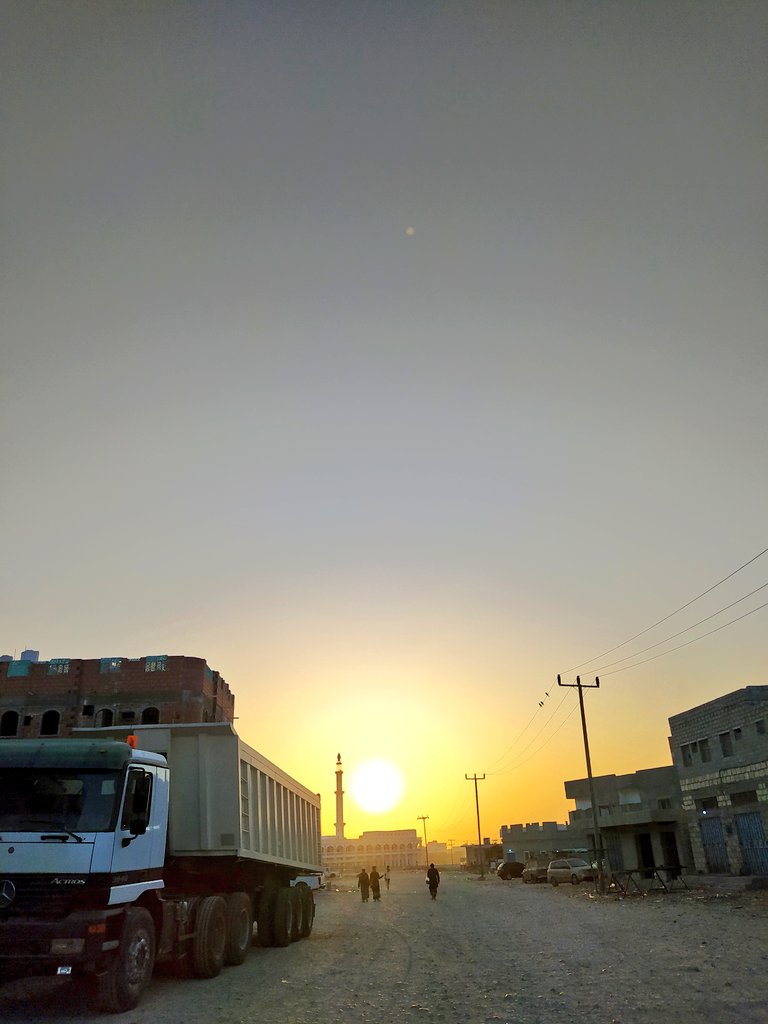 قيل للإمام مالك - رحمه الله -
كَيفَ أصبَحتَ ؟ فَقــــــالَ :

فِي عُمُرٍ يَنْقُصُ
وذُنُوبٍ تَزِيــــد.