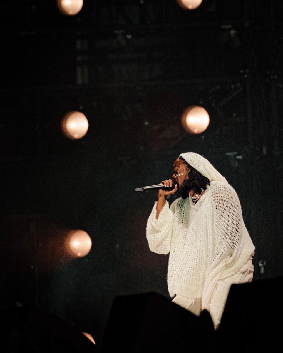 Memes4lifebrah's tweet photo. #KendrickLamar takes the stage for the first time in 2 years!!! You rocking with his new look ? https://t.co/U7jLMiH8HF