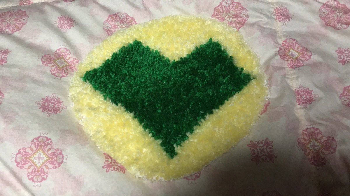 rabu_used's tweet photo. とりあえず直線とカーブを利用したラグを作ってみました😨ハートじゃないです、テトリスのL字ブロックです😇
やってみて分かったのは、私が予習していた海外の人たちは、本当に器用なんだなという事です😭
カーブ難しすぎ🚗🚘🚀
#タフティング
#ハンドメイド
#洋裁 https://t.co/7N35H4NVxj