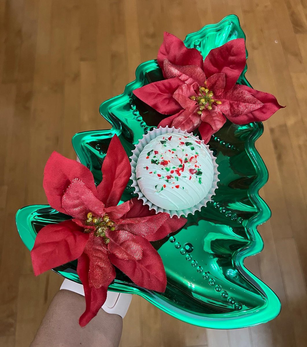 surpriseboxca's tweet photo. Candy cane hot chocolate bomb!
#hotchcocolatebomb 
#corporatechristmasgifts 
#surpriseboxca
#surpriseboxyyc
#deliveringsmiles 
#surprise
#giftboxes
#bestideaever 
#yycnow 
#yyc 
#calgary 
#smashablecakesyyc https://t.co/M2QkQOGqes