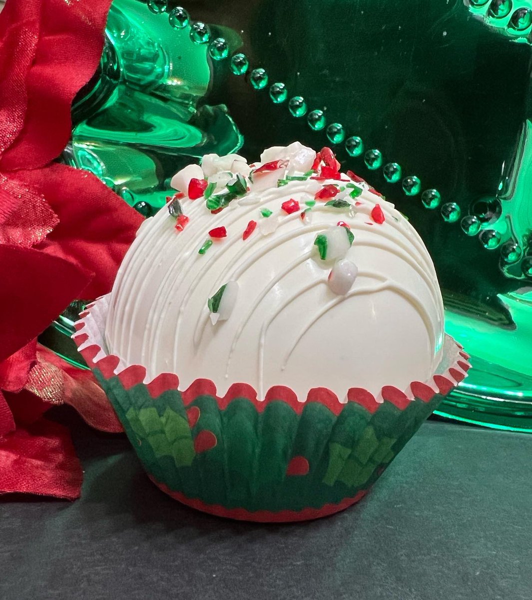 surpriseboxca's tweet photo. Candy cane hot chocolate bomb!
#hotchcocolatebomb 
#corporatechristmasgifts 
#surpriseboxca
#surpriseboxyyc
#deliveringsmiles 
#surprise
#giftboxes
#bestideaever 
#yycnow 
#yyc 
#calgary 
#smashablecakesyyc https://t.co/M2QkQOGqes