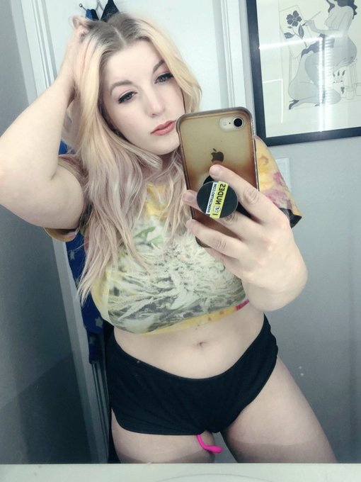 can i be ur stoner gf? 😮&zwj;💨😶&zwj;🌫️ https://t.co/ejWlnDDpVo
