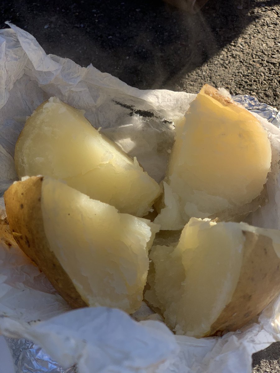 numa_MFD21's tweet photo. 昼は焼き芋🍠

ジャガイモに烏骨鶏の卵、ネギ、しいたけも焼いてみました✨ https://t.co/Ha7XMoI8h3