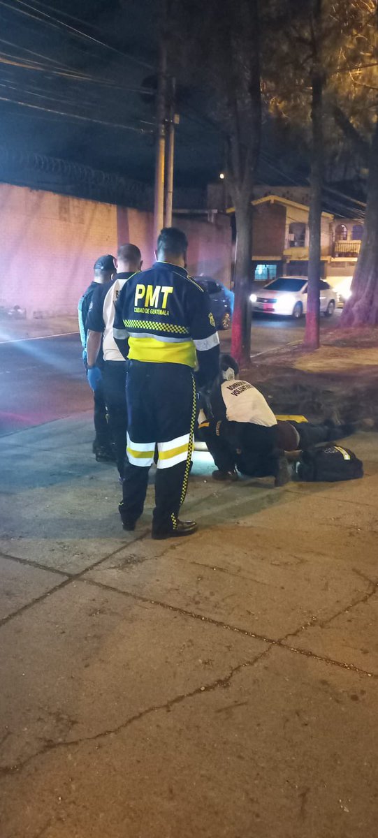amilcarmontejo's tweet photo. Peatón atropellado en Periférico 19 avenida zona 11 en tramo de puente Cejusa a puente Majadas.

Posiblemente en estado de ebriedad. Se coordina Bomberos / PNC, vehículo a la fuga. https://t.co/lZ8jH1SLdO
