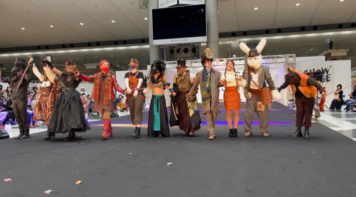 reverieemporium's tweet photo. #デザフェス　#スチームパンク #ファッションショー

沢山のユニークな衣装に身を包んだキャラクターたち。
こちらの衣装、ガジェット、装飾品は船長のお店提供です。

お店ではコーディネートや普段使いも可能な新しいアイデアもお届けしています。

高円寺にお越しの際はぜひ(経済を回して下さい) https://t.co/0aDSJOISxH