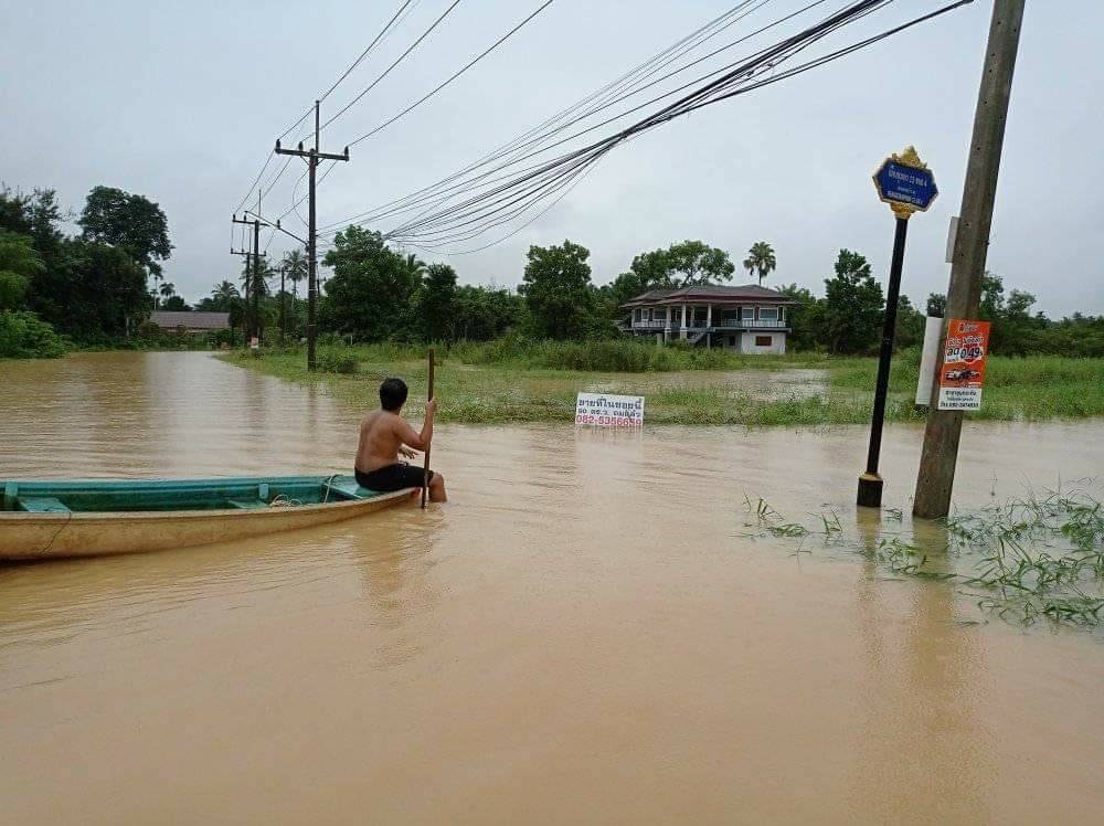 fm91trafficpro's tweet photo. 14 พ.ย.64 สถานการณ์น้ำท่วมใน ซอยเทศบาลเมืองชุมพร 13 (ซอยวัดหาดทรายแ���้ว) ยังมีน้ำท่วมสูง ตั้งแต่เมื่อคืนที่ผ่านมา ทีมกู้ภัยฯ อยู่ระหว่างให้การช่วยเหลือในเบื้องต้น #น้ำท่วมชุมพร 

Cr.ทีมงานข่าวกู้ภัยชุมพร https://t.co/3TotZaPaNO