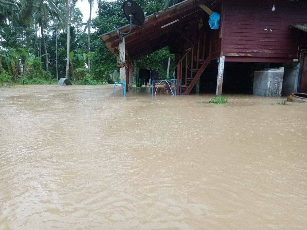 fm91trafficpro's tweet photo. 14 พ.ย.64 สถานการณ์น้ำท่วมใน ซอยเทศบาลเมืองชุมพร 13 (ซอยวัดหาดทรายแ���้ว) ยังมีน้ำท่วมสูง ตั้งแต่เมื่อคืนที่ผ่านมา ทีมกู้ภัยฯ อยู่ระหว่างให้การช่วยเหลือในเบื้องต้น #น้ำท่วมชุมพร 

Cr.ทีมงานข่าวกู้ภัยชุมพร https://t.co/3TotZaPaNO
