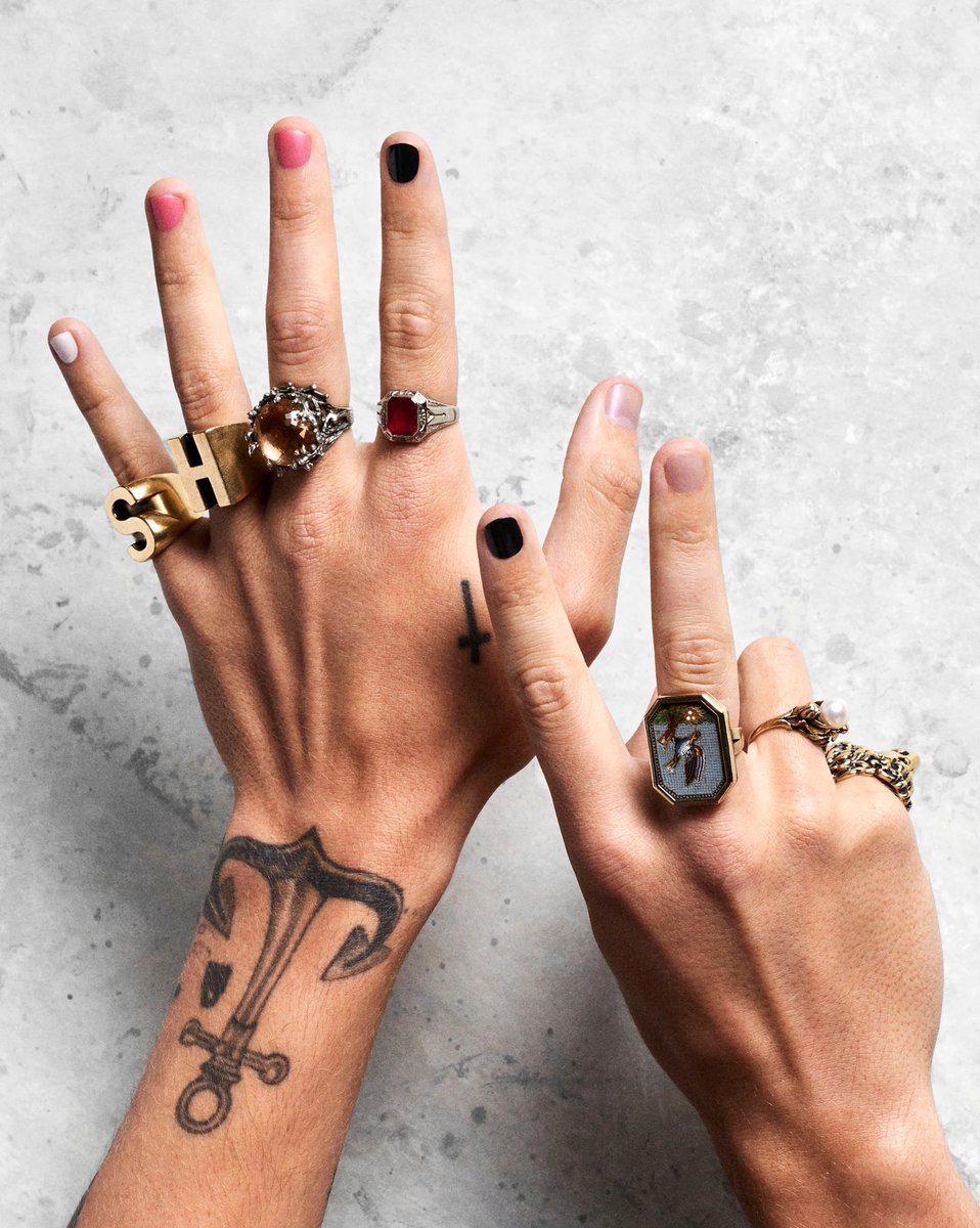 cglgli's tweet photo. Metto lo smalto? NO, perchΓ© faccio il gel.
ComprerΓ² comunque smalti di Pleasing solo perchΓ© me lo dice Harry Styles? Molto probabilmente, quasi certamente SI.
Sono unβidiota? Totale.
#HarryStyles #pleasing #HarryStylesPleasing https://t.co/pIYFgYCUkP