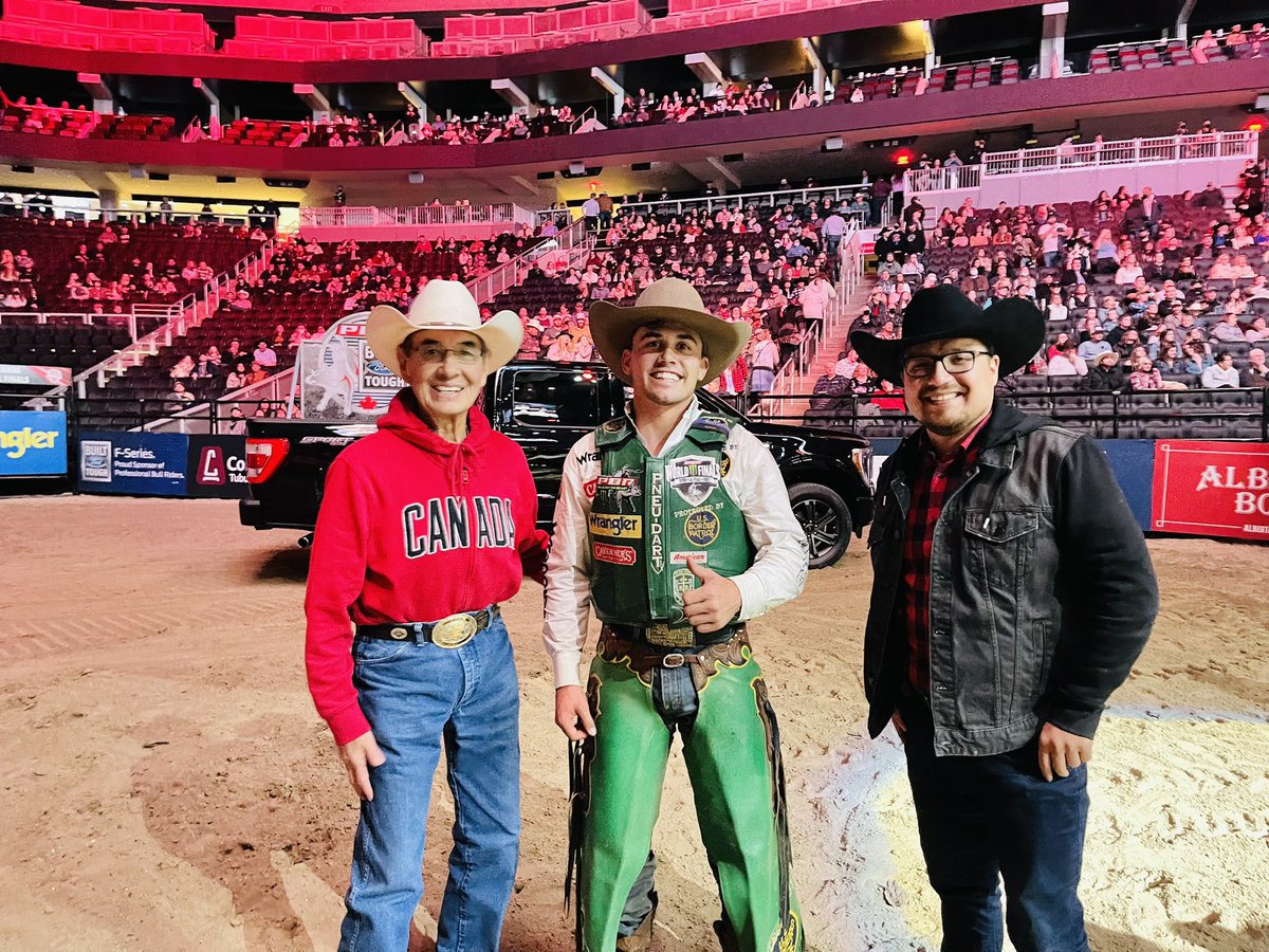 Big Event Weekend in Edmonton capped off with Chief Wilton Littlechild & 👁 presenting the Champion Buckle @PBR @RogersPlace on behalf of sponsor @RiverCreeCasino