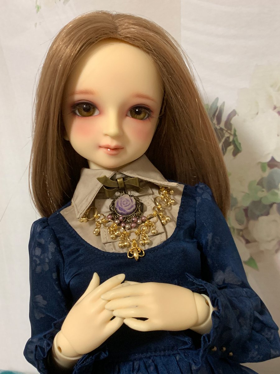 13iiiiiitsuki's tweet photo. 薔薇のチョコレートネックレス(ロマンス)
薔薇のチョコレートブローチ
ユグドラシルの実ネックレス

組み合わせを楽しめる青ゐ鳥洋品店様の新作✨
八千代さんにぴったりのカラーでご縁いただけてほくほく！
細かいパーツが可愛いくて毎度毎度作品に一目惚れしてます☺️💕

#青ゐ鳥洋品店 #CanaCodeMade https://t.co/WHkMBg5Al6