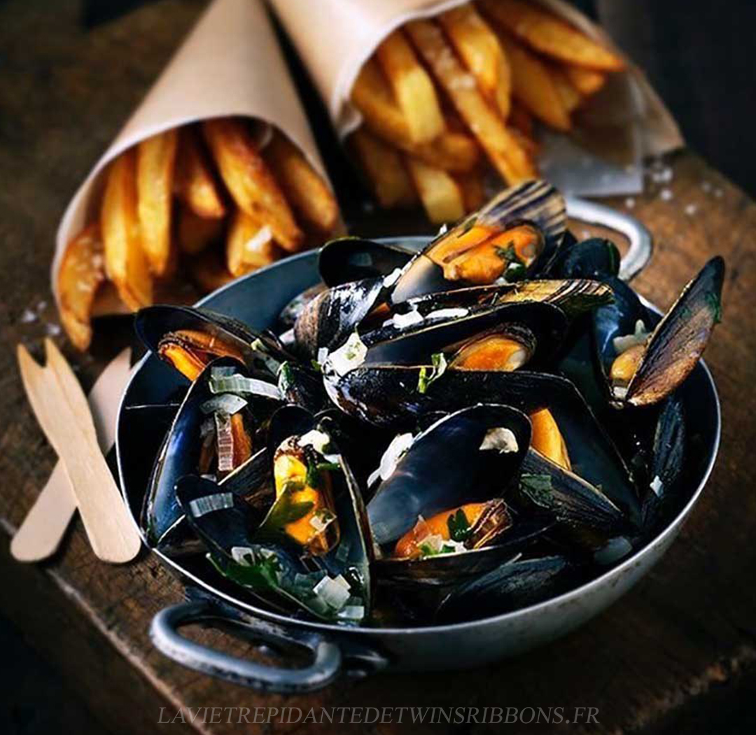 Twinsribbons's tweet photo. Et si ce midi, on partait en #Belgique le temps d'un #repas grâce à ma #recette de #moules #frite ? 
https://t.co/NbufE8PCL4
-
#recettes #moule #frites #cuisine #cuisinebelge #food #moulesalacreme #moulesmariniere #repasenfamille #produitsdelamer #delicieux https://t.co/1hbO95LwEb