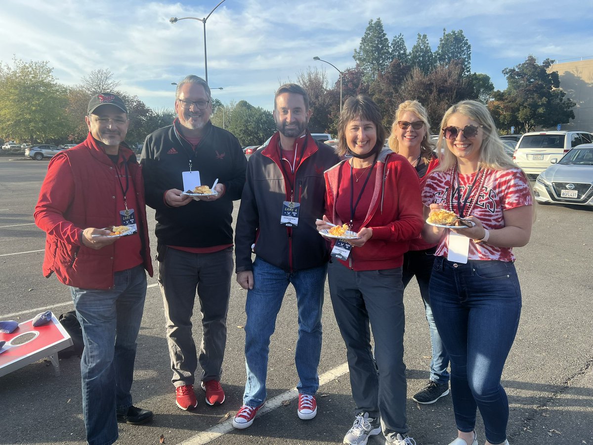 mrsruthiej's tweet photo. Thank you @LynnHickey24 &amp; @ewupresident David for hanging with us today at our #EWU Tailgate! Out here supporting @JusticeMJackson  #GoEags ‼️ @chicity_14802 https://t.co/KnPS1VLI6o