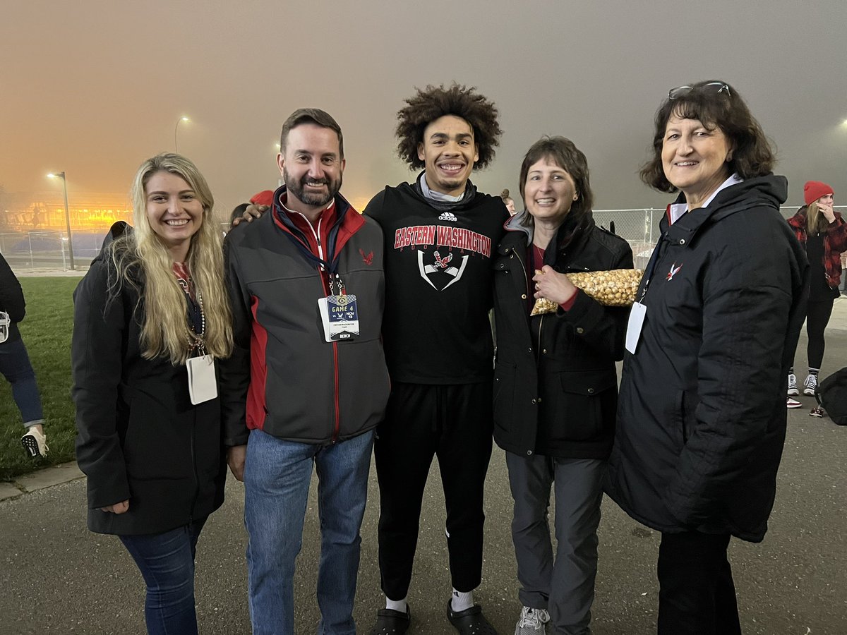 mrsruthiej's tweet photo. Thank you @LynnHickey24 &amp; @ewupresident David for hanging with us today at our #EWU Tailgate! Out here supporting @JusticeMJackson  #GoEags ‼️ @chicity_14802 https://t.co/KnPS1VLI6o