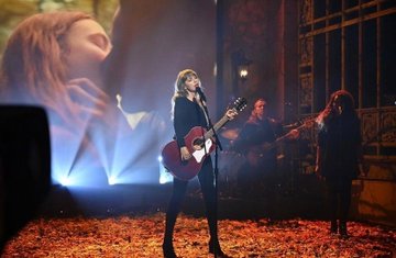 SwiftPL's tweet photo. Zdjęcie z występu w SNL #SNL #TaylorOnSNL https://t.co/Cov9Irp1M4