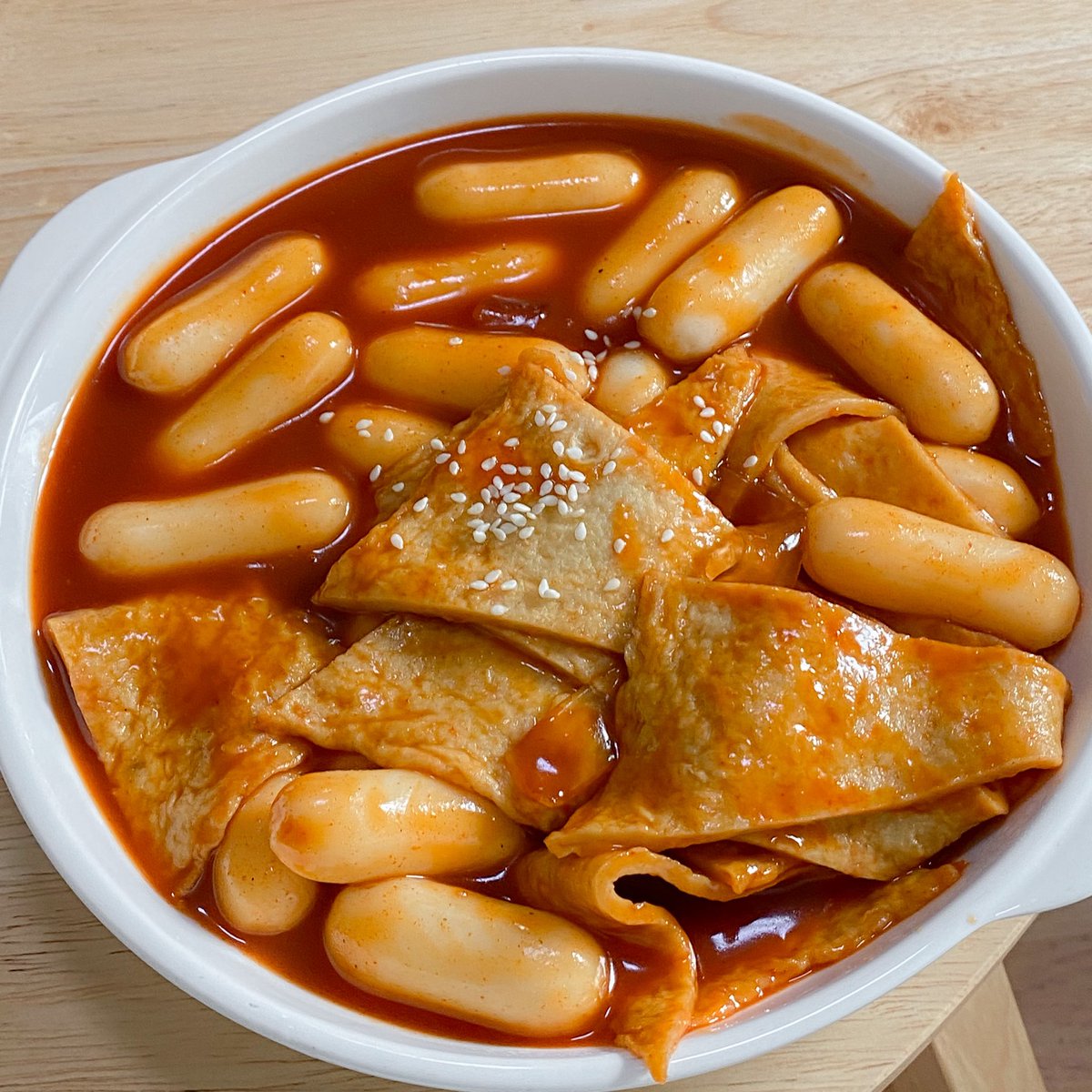 ยอมเลย ต๊อกของเจ้านี้อร่อยยยย นึกถึงตอนไปกินที่เกา🥲🥘 คือซอสจะรสไม่หนักมาก ออกหวานๆฉ่ำๆไม่เผ็ด ไม่ต้องใส่น้ำเยอะ จะโคตรอร่อย! ชุ่มฉ่ำจิตใจ