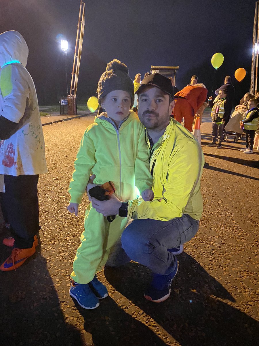 Brilliant night at our #glowwalk2021 for @AutismNIPAPA !!! Such a fun night for everyone. So proud to part of this community!! 💫🧩💙 @Philip_Pollock  

#autismfamily #autismawareness #autismni #glowup #shinebrightalways #bestkidsever #stormont #belfast #NorthernIreland