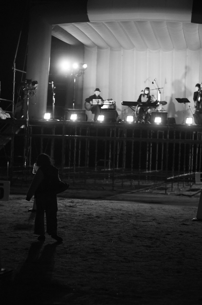 AD22897751's tweet photo. 昨日の🎸#DriveinMusic🚗🚙の様子を友人が撮影してくれてましたー📷👧🌟今日も20:00までー!!⛺🎈
#なんて美味しいの🍓
🌟レゲエシンガーJillyさん@singerJilly
🌟JAZZ畠山ゆき🎹グループさん
@yukihatakeyama4
🌟かおりん&んみ
#京都
#山城総合運動公園
#太陽が丘
#モノクロ https://t.co/mae3KrW5wC