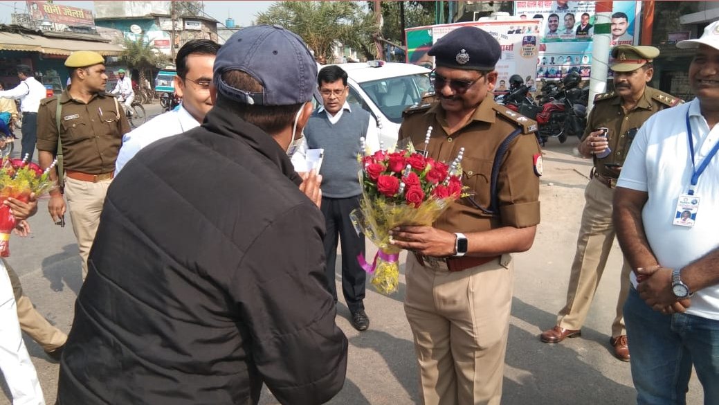 maharajganjpol's tweet photo. आज दिनांक 14.11.2021 को यातायात जागरूकता माह नवंबर 2021 के अन्तर्गत श्रीमान #DM श्री सत्येंद्र कुमार व #SP श्री प्रदीप गुप्ता द्वारा यातायात जागरूकता रैली को हरी झंडी दिखाकर रवाना किया गया एवं स्वयं रैली में प्रतिभाग कर यातायात नियमों का पालन करने हेतु लोगों से संवाद किया गया। https://t.co/tBlXPwqc7v