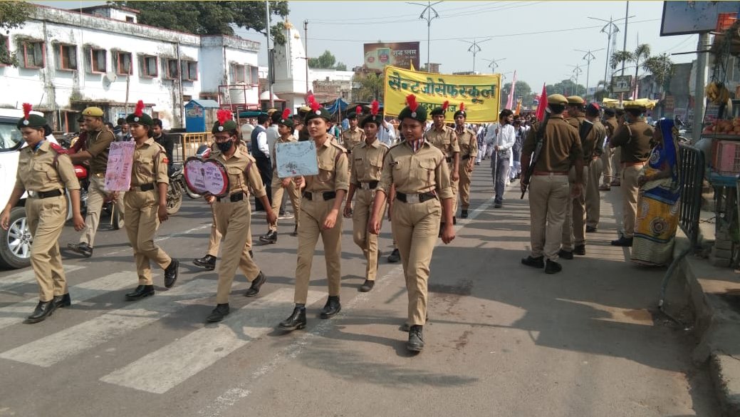 maharajganjpol's tweet photo. आज दिनांक 14.11.2021 को यातायात जागरूकता माह नवंबर 2021 के अन्तर्गत श्रीमान #DM श्री सत्येंद्र कुमार व #SP श्री प्रदीप गुप्ता द्वारा यातायात जागरूकता रैली को हरी झंडी दिखाकर रवाना किया गया एवं स्वयं रैली में प्रतिभाग कर यातायात नियमों का पालन करने हेतु लोगों से संवाद किया गया। https://t.co/tBlXPwqc7v