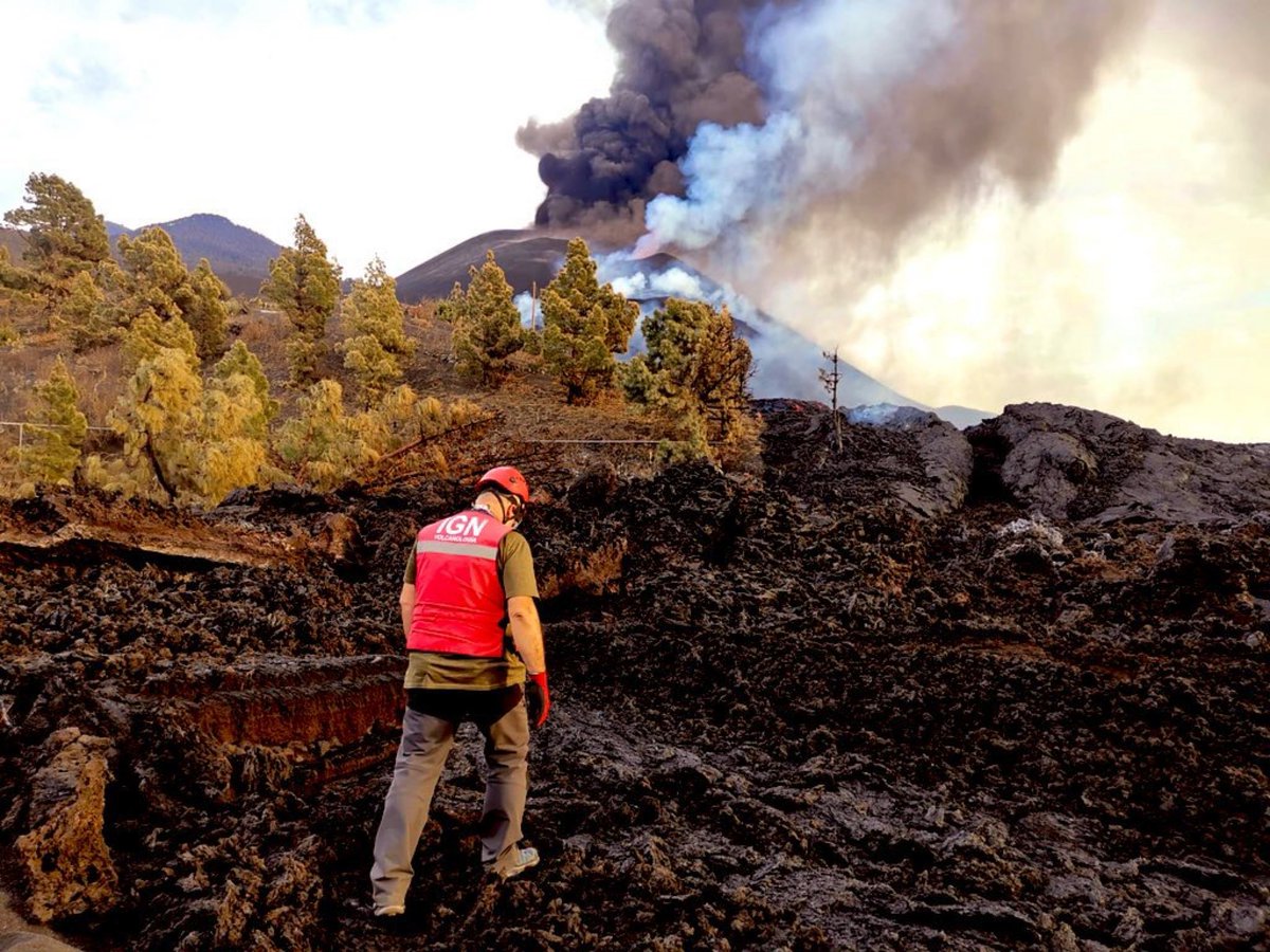 stavrosmel's tweet photo. Hoy se cumplen 2 meses de aquel día que me trasladé a #LaPalma para atender una crisis sísmica que se convirtió en una erupción. He visto la destrucción pero también he conocido gente maravillosa, luchadora, resiliente! #lapalmaestamoscontigo https://t.co/K6p4mJcxKL
