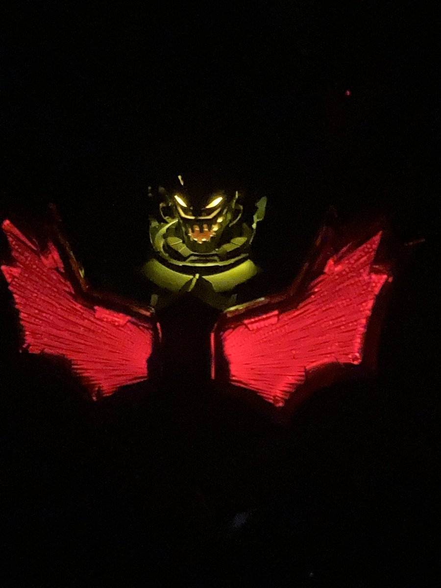 kou3270844's tweet photo. マジンガーZERO開封
でかい！メタルビルドよりでかい！
マッシブでズッシリした重量と重厚さがたまらん
ただ腰のサイドアーマーがはまり辛いのと、ZEROスクランダーがデカくて重い所為か、後方に反ると抜けやすい。台座は安っぽくてもうちっと工夫して欲しい。でも買って良かった！
 #マジンガーZERO https://t.co/vV6ZJ4Vxki