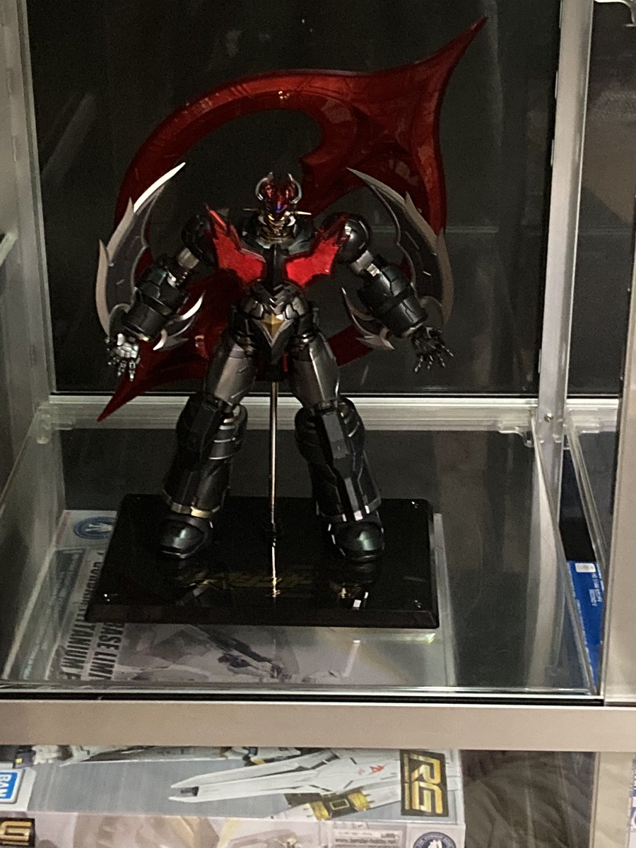 kou3270844's tweet photo. マジンガーZERO開封
でかい！メタルビルドよりでかい！
マッシブでズッシリした重量と重厚さがたまらん
ただ腰のサイドアーマーがはまり辛いのと、ZEROスクランダーがデカくて重い所為か、後方に反ると抜けやすい。台座は安っぽくてもうちっと工夫して欲しい。でも買って良かった！
 #マジンガーZERO https://t.co/vV6ZJ4Vxki