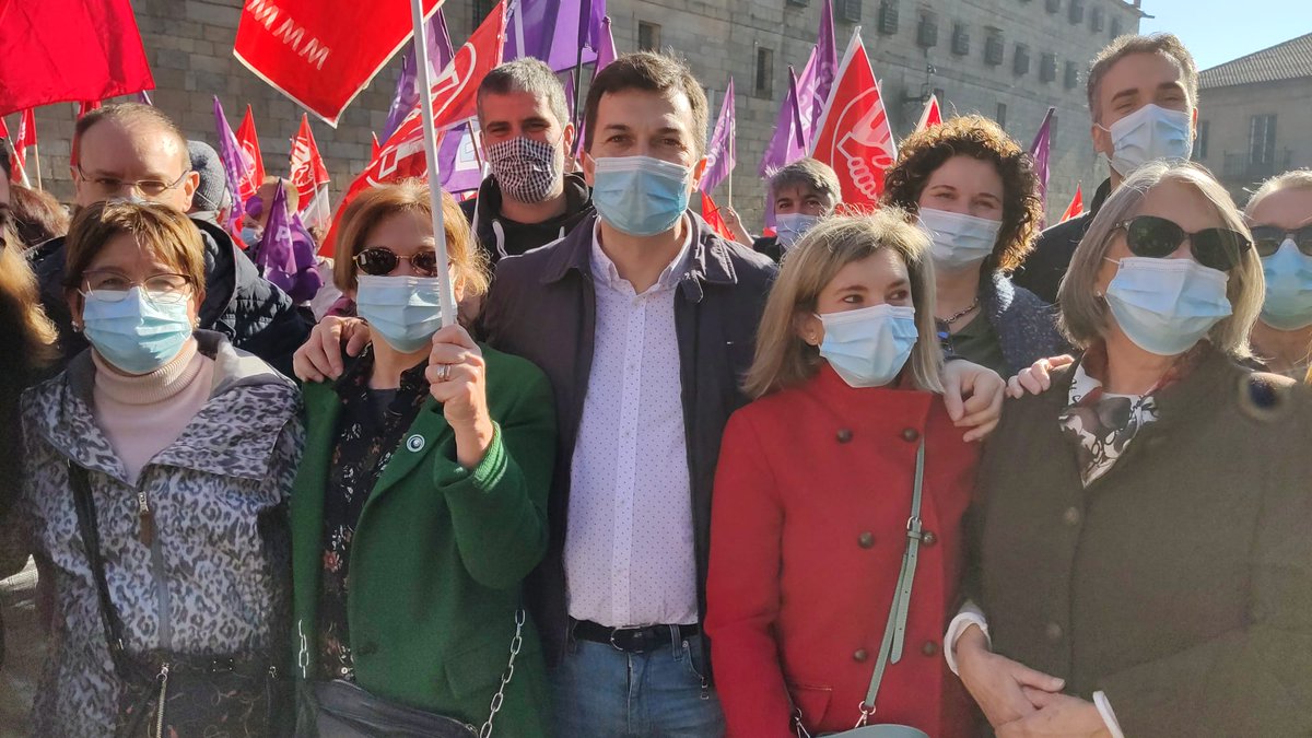 G_Caballero_M's tweet photo. Hoxe, nas rúas de Santiago, coma sempre, defendendo a sanidade pública e, especificamente, a Atención Primaria que se atopa desbordada e saturada pola nefasta xestión do goberno de Feijóo.

Necesitamos máis persoal, compromiso e aposta pola sanidade pública galega. https://t.co/CdjwEFPPjb