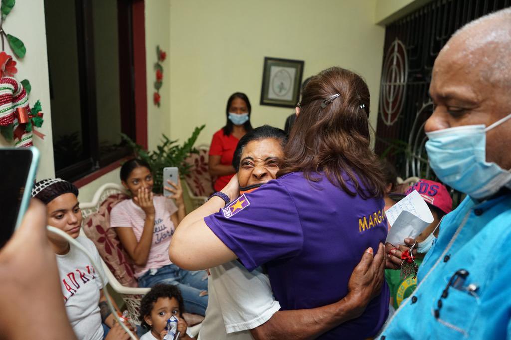 margaritacdf's tweet photo. Visitar Santo Domingo Norte reafirma mi compromiso de seguir desarrollando la educación y el progreso en sus comunidades. 

Mientras escuchaba a sus habitantes, me encontré con grandes historias de superación de los CTC y CCPP que impulsamos en la zona.

#MargaritaEnSDN 🌼 https://t.co/Vtzc1B3Cr4