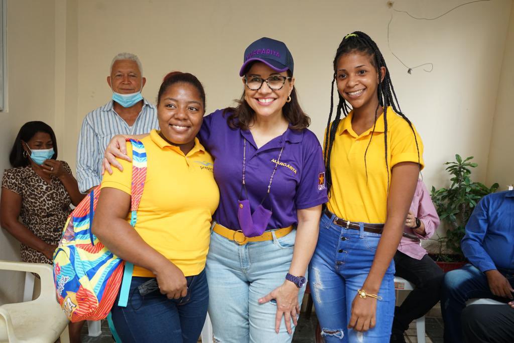 margaritacdf's tweet photo. Visitar Santo Domingo Norte reafirma mi compromiso de seguir desarrollando la educación y el progreso en sus comunidades. 

Mientras escuchaba a sus habitantes, me encontré con grandes historias de superación de los CTC y CCPP que impulsamos en la zona.

#MargaritaEnSDN 🌼 https://t.co/Vtzc1B3Cr4