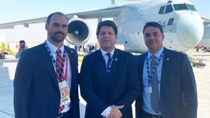 desmentindobozo's tweet photo. Nesse momento temos Hélio Negão, Magno Malta, um vereador de BH, os filhos do presidente, o secretário especial de Cultura e sabe-se lá mais quem representando o Brasil na Expo Dubai junto com Jair Bolsonaro. Mas calma que eles vão dizer que é custo zero no cartão corporativo. 🤡 https://t.co/4EuUx0ipBY