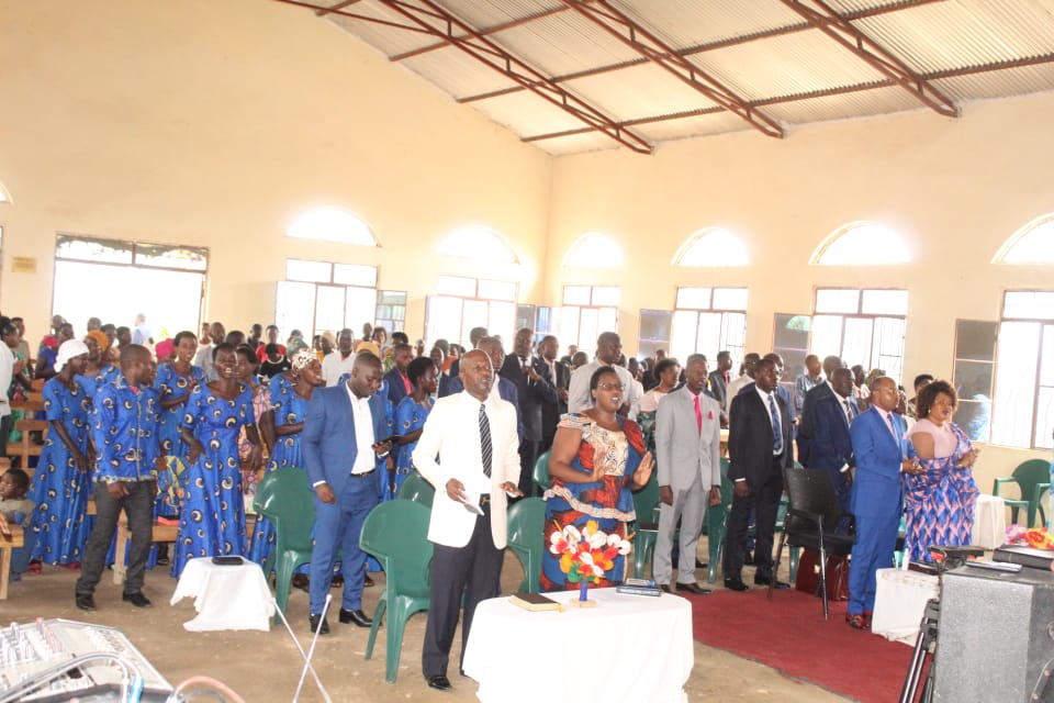 #Burundi: 14/11/2021, Umushikiranganji wa Mbere,  Nyakwubahwa CPG Bunyoni Alain Guillaume ari kumwe n'umutambukanyi wiwe bifadikanije n'abakristo bo mw'Ishengero Mvugabutumwa ry'Abagenzi ryo kwi Randa, Komine n'Intara ya Bubanza.