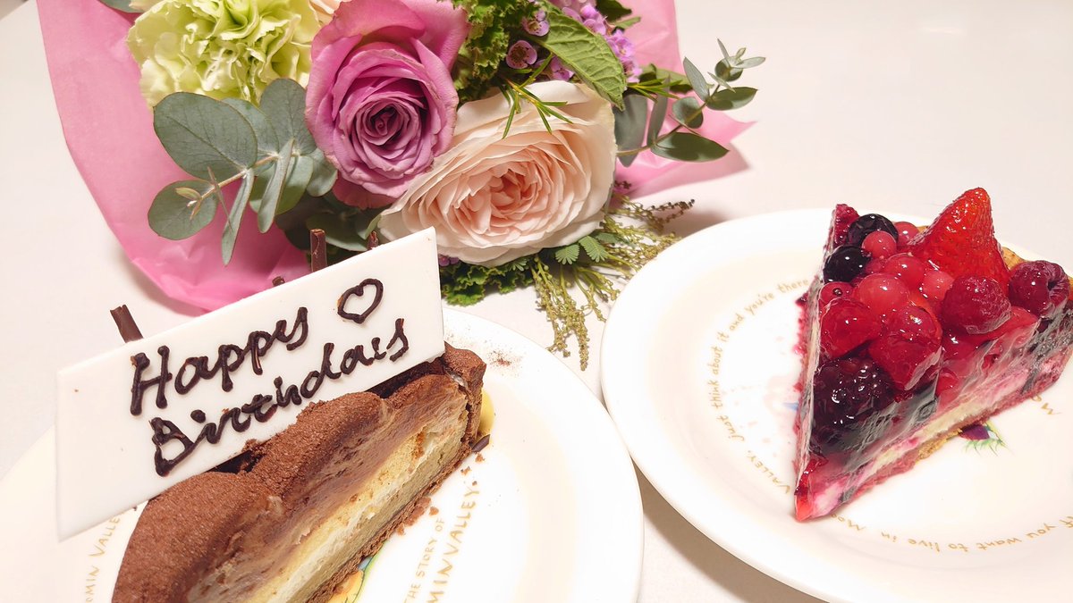 framfram0922's tweet photo. 本日はおっきーおかあちゃんのお誕生日🎂🎉
フランとかりんから…
花束💐のプレゼント🤭✨✨✨

※ケーキはスタッフ(ママちゃん、おっきーおとうちゃん)もいただきました😋❤（笑） https://t.co/OuronsnjDY