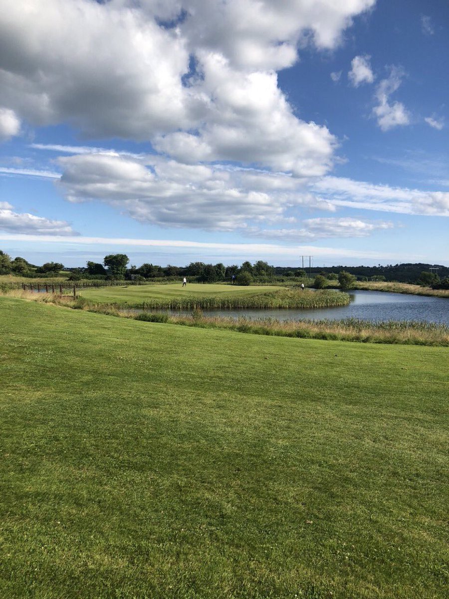 cobhgolfclub's tweet photo. Blue skies, great course, what else would you need? green fees available so why not visit our fabulous course today @CobhTourism @SpikeIslandCork @fotawildlife #cobhgolfcourse #marinopoint #superbviews #cobh https://t.co/W86bJPV9tH