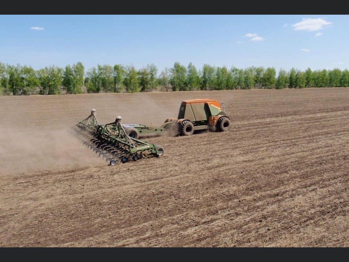 Photo trouvée sur internet. Je ne sais pas si c est un photomontage!? 🤔 mais c est un montage de rêve! 🤩<a href="/Amazone/">AMAZONEN-WERKE H. DREYER SE & Co. KG</a> une super idée pour un semoir autonome! <a href="/geninbv/">la stagiaire</a> <a href="/TonioPereira2/">Tonio Pereira</a> <a href="/Guiguiperdereau/">guigui</a>