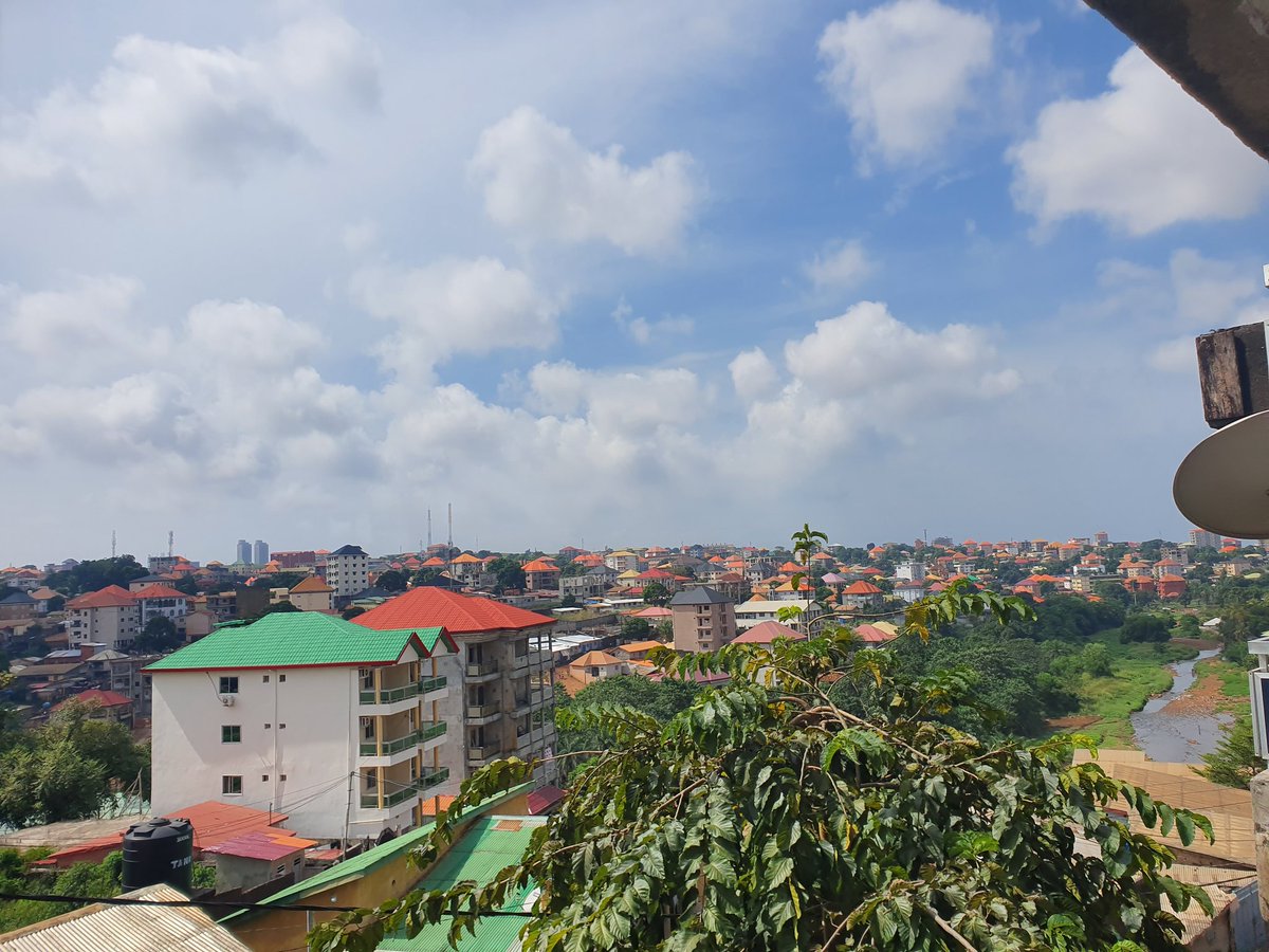 witterlims's tweet photo. #Kaporo, un des chics quartiers de #Conakry avec en arriĂšre-plan les tours jumelles de Weily_Kakimbo. Une succession de maisons aux tĂŽles orange sous un ciel dominical ensoleillĂ© et partiellement nuageux. #GuinĂ©e đŹđł https://t.co/kQf5LXVKcp