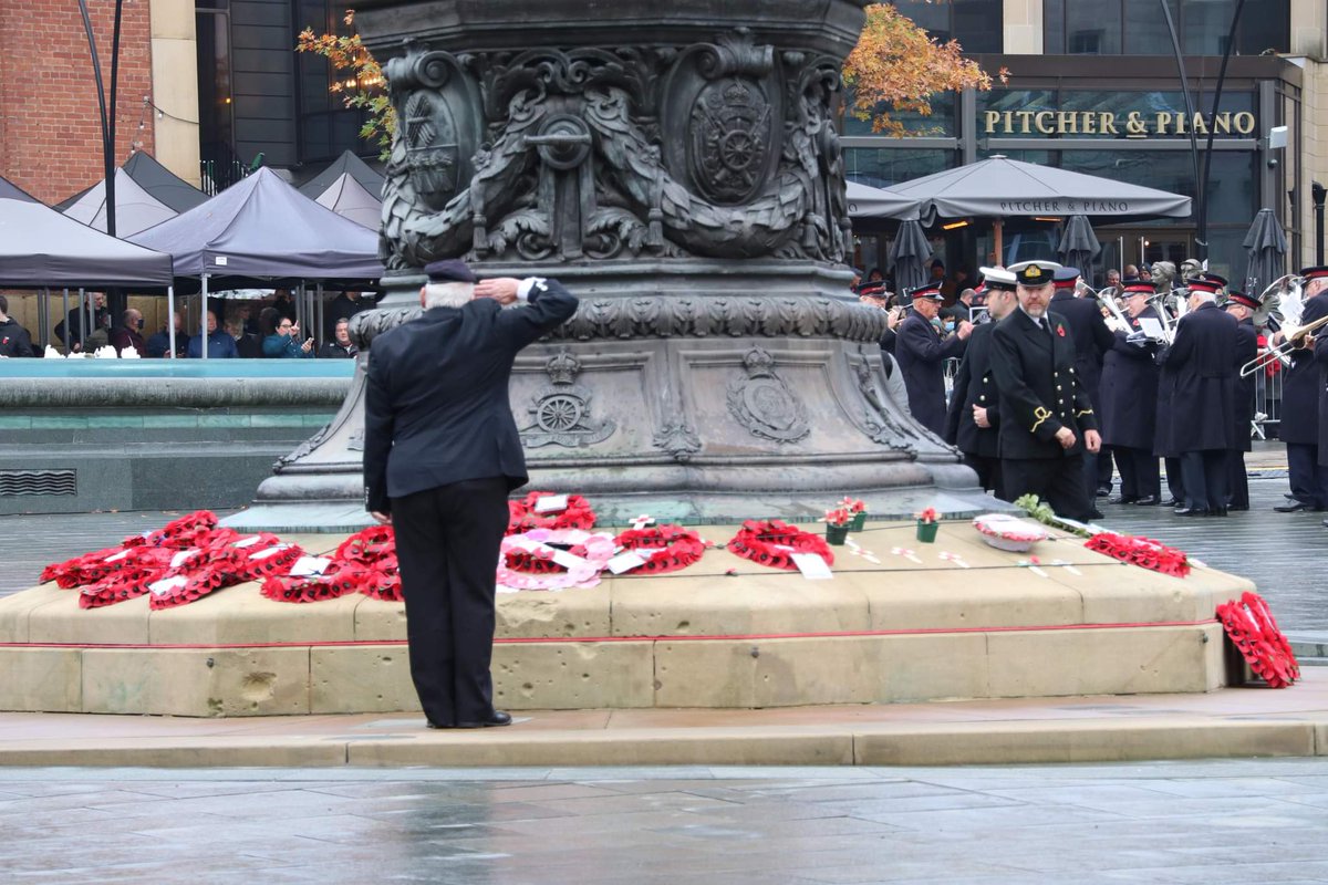 SheffLineNews's tweet image. The Sheffield #RemembranceSunday memorial is underway in the city center, photos by @PengT_Meryl