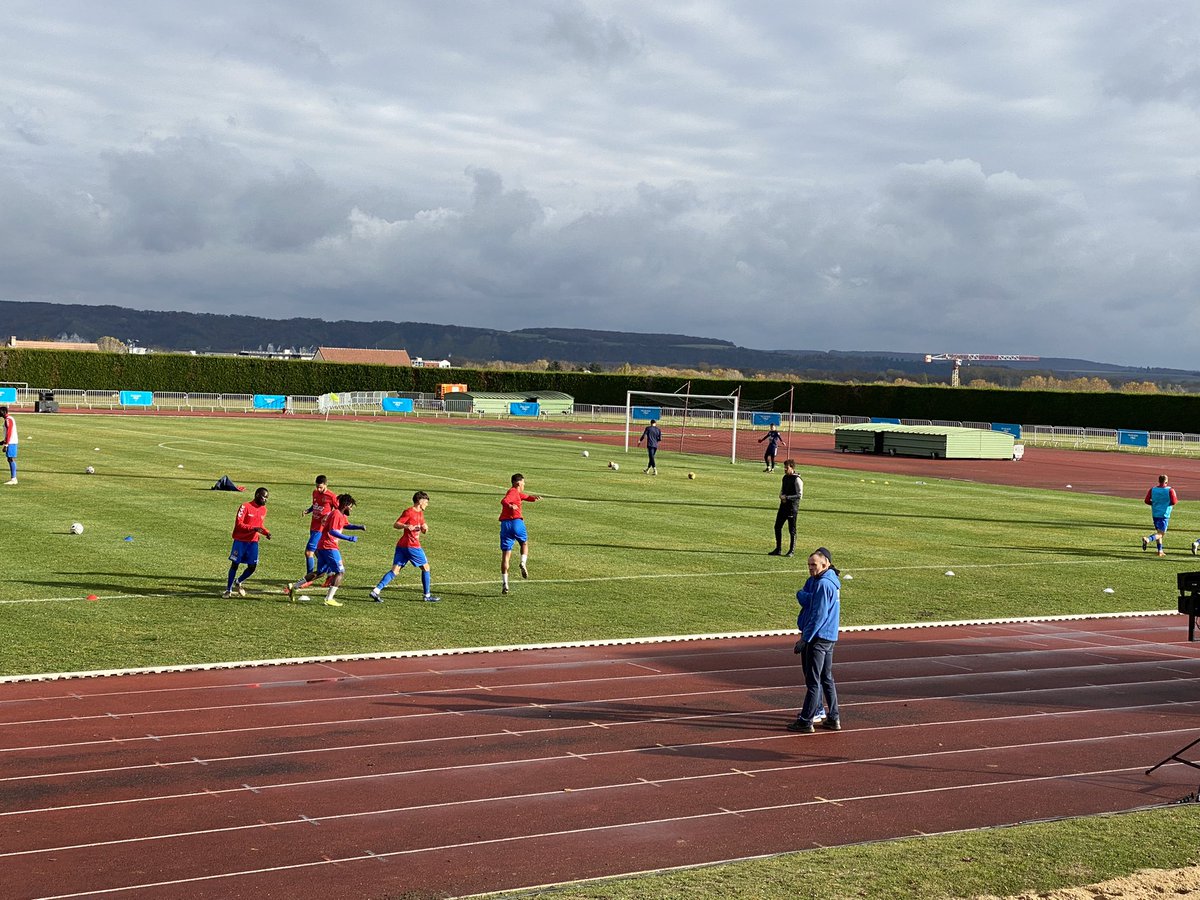 valdereuil_info's tweet photo. Échauffement sur la pelouse de @valdereuil_info… devant des spectateurs déjà survoltés #CoupedeFrance #fcvr #gazelecajaccio https://t.co/HKqJp9HpVs