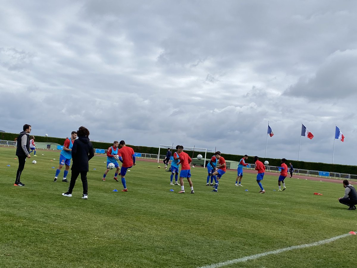 valdereuil_info's tweet photo. Échauffement sur la pelouse de @valdereuil_info… devant des spectateurs déjà survoltés #CoupedeFrance #fcvr #gazelecajaccio https://t.co/HKqJp9HpVs