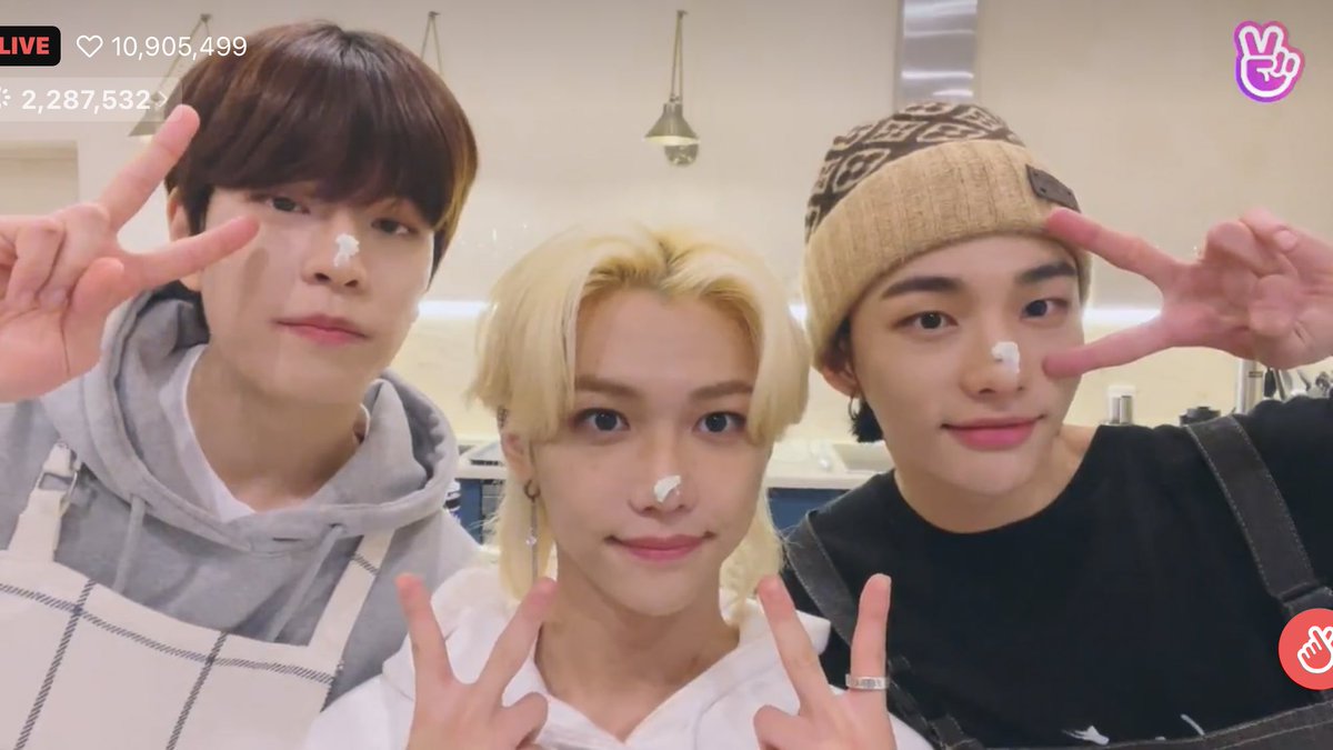 luvistay's tweet photo. hyunjin, seungmin and felix capture time! https://t.co/O7nLq3TKIW