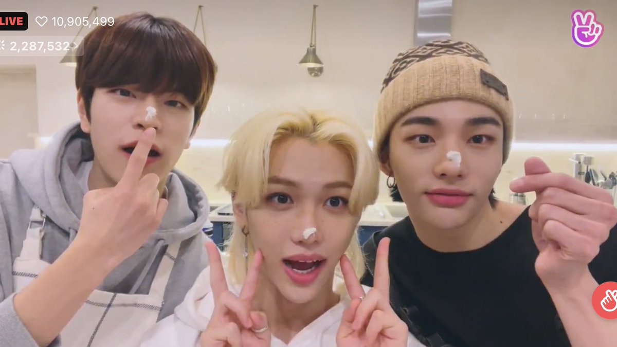 luvistay's tweet photo. hyunjin, seungmin and felix capture time! https://t.co/O7nLq3TKIW