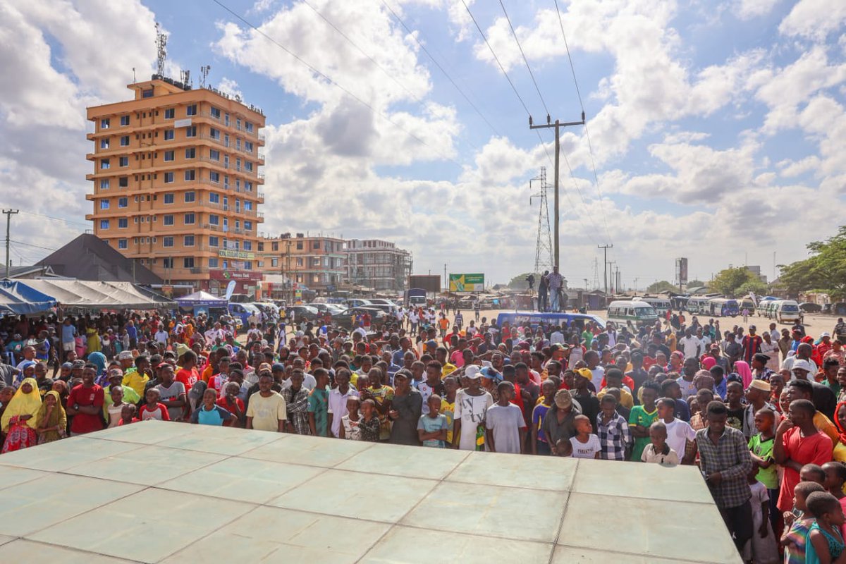 azamtvtz's tweet photo. Watu na #Jambo lao, washaanza kusogea hapa Mbagala Zakhiem kushuhudia uzinduzi wa staili yake wa msimu wa nne wa tamthiliya za Kiswahili ndani ya chaneli pendwa ya #SinemaZetu

Shughuli nzima itakuwa MBASHARA #SinemaZetu kuanzia saa 10.00 Jioni

 #Kombolela #BekiTatu #Kitasa https://t.co/aUfDf5iaxH