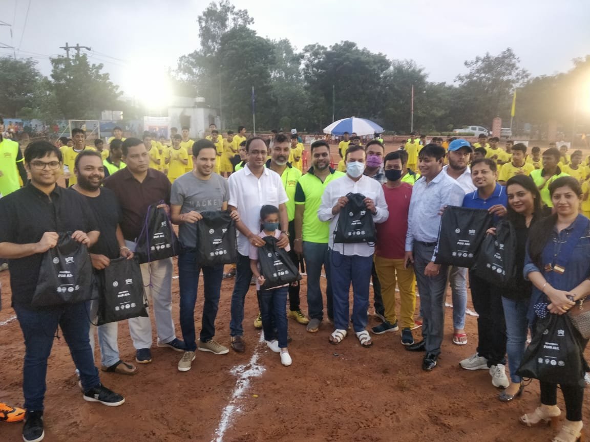 bkrt230's tweet photo. Here we start the #RTIWeek with a nice event !! Distributed Footbal kit to 100+ kids at Patia #Bhubaneswar as part of #TaareZameenPar. #Bkrt230 @roundtableindia https://t.co/t0q4VOquu7