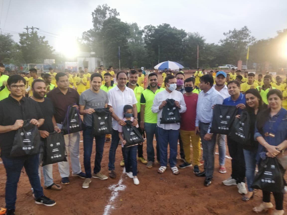 bkrt230's tweet photo. Here we start the #RTIWeek with a nice event !! Distributed Footbal kit to 100+ kids at Patia #Bhubaneswar as part of #TaareZameenPar. #Bkrt230 @roundtableindia https://t.co/t0q4VOquu7