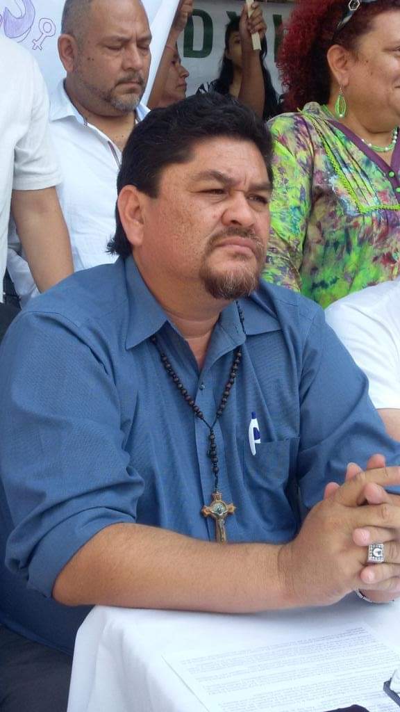 VMillenium's tweet photo. #ElSalvador Roswald Solorzano sindicalista de la @CorteSupremaSV  recibe duras críticas y tildado de falso  ante los constantes ataques que realiza a  luchadores sociales y ante su militancia indefinida ya que apoyo  @ARENAOFICIAL, @FMLNoficial y ahora con @nuevasideas https://t.co/EaqfjOEpLZ