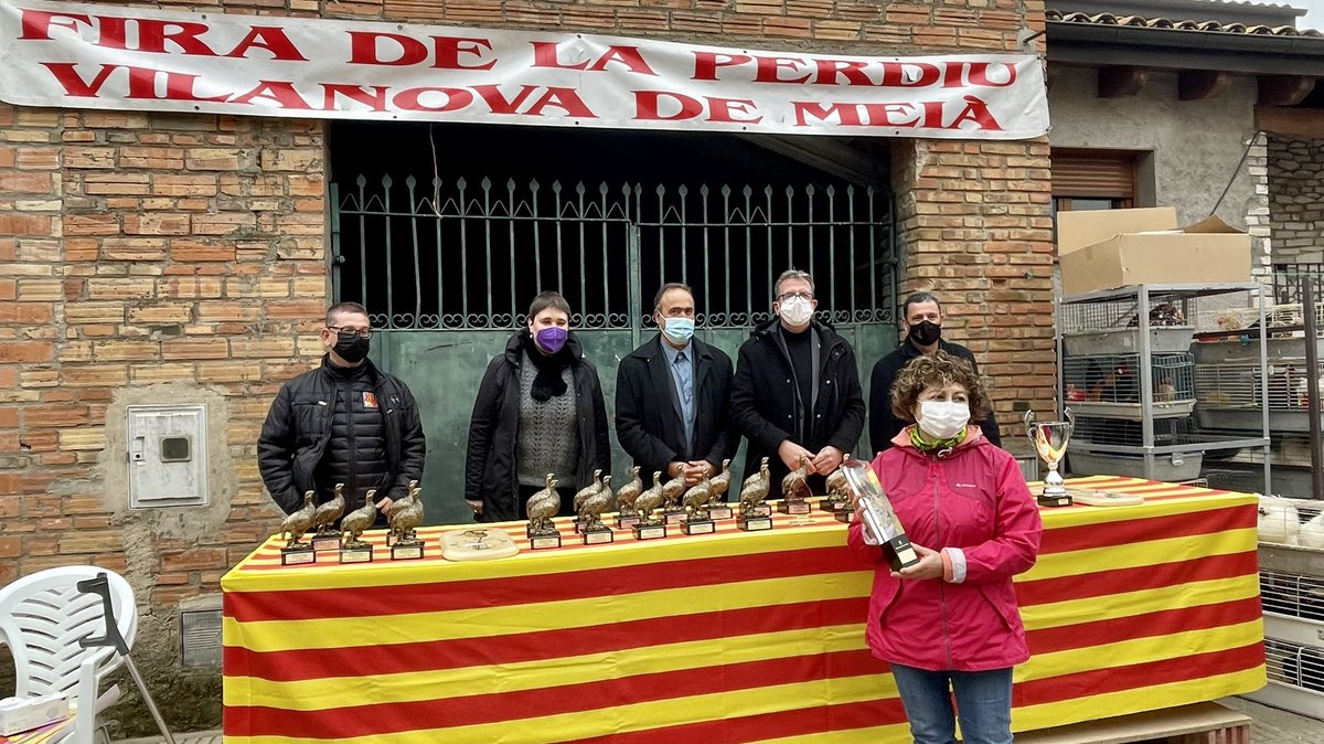 Felicitar #VilanovadeMeià per mantenir ferma la voluntat de reivindicar-se amb la seva singularitat, la recuperada i centenària #FiradelaPerdiu, i fer-se forts des del respecte i la cura del magnífic entorn que els fa únics, com els millors exemplars dels ocells que hem premiat.