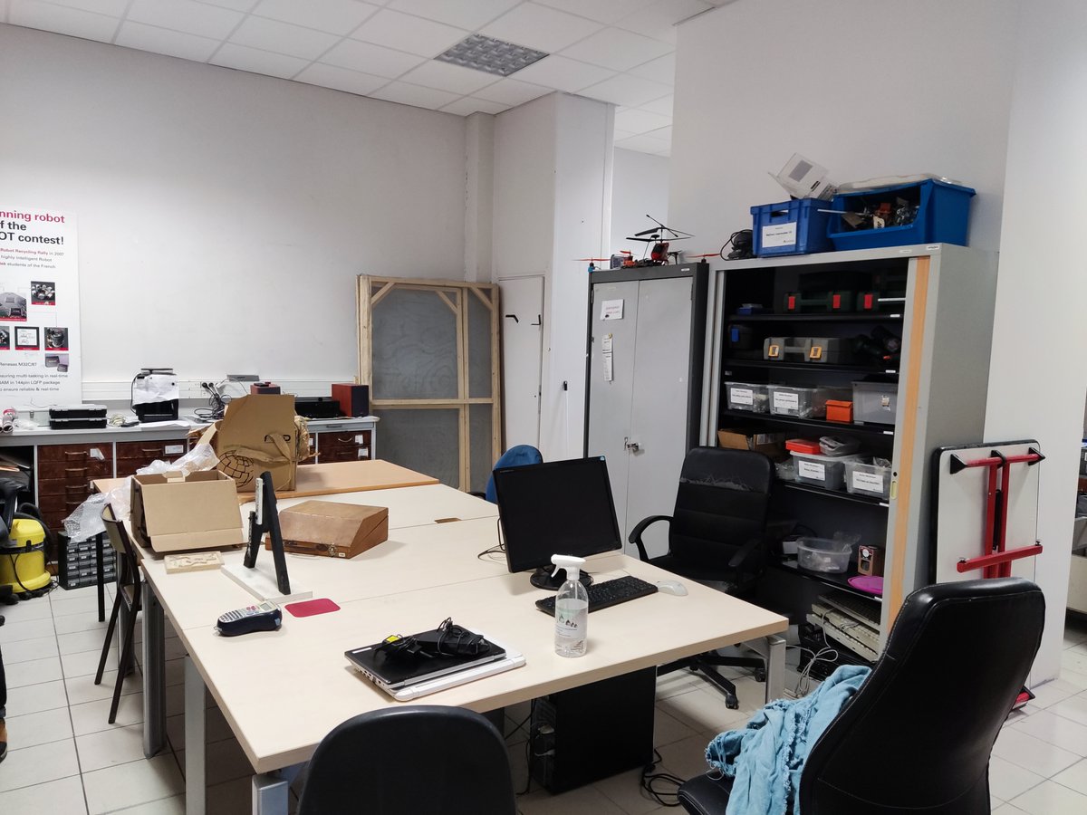 ⚡ Vie du club ⚡
ça y est ! après de longs mois de travaux, le local du club peut enfin rouvrir ses portes. 
Jeudi dernier grâce à l'aide de nombreux membres venus aider, le local a pu être presque entièrement réaménagé 💪. 
Les projets peuvent enfin reprendre de plus belle !