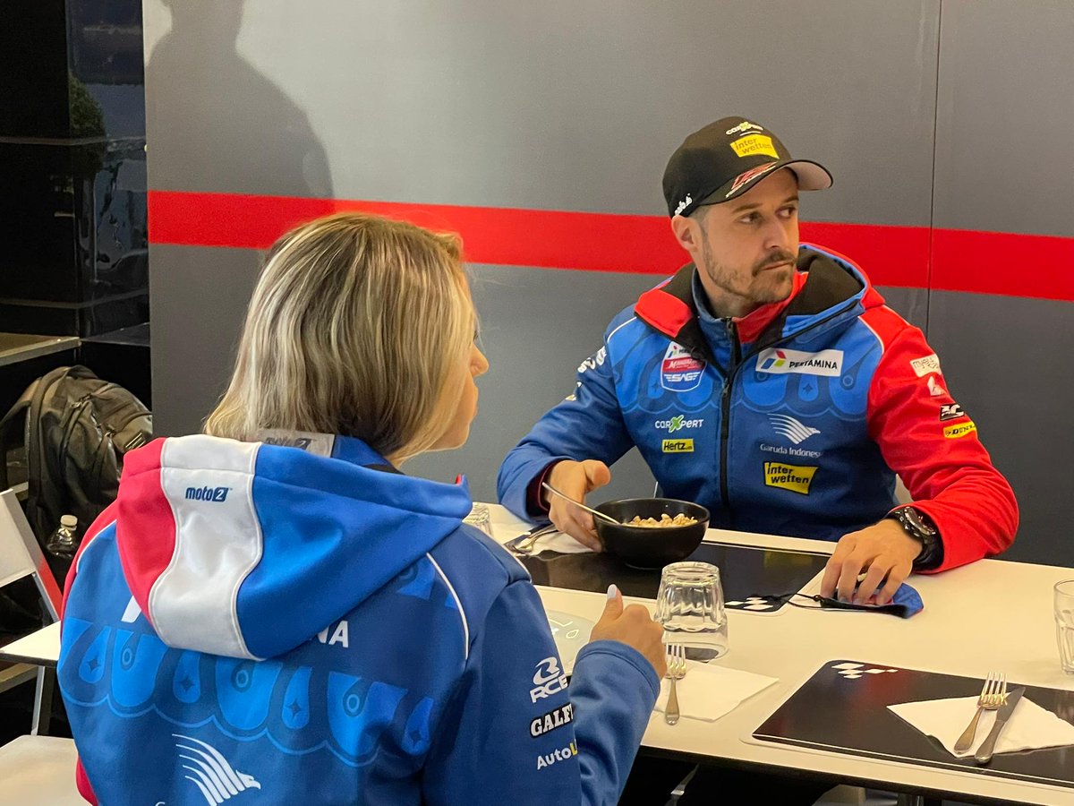 key_SDA_sport's tweet photo. Zeigt Tom Lüthi bei seiner Dernière eine Gala? Am fehlenden Zmorge wird es nicht scheitern - Start zum #Moto2-Rennen in Valencia um 12.20 Uhr!
@ThomasLUTHI @SAGRacingTeam #BreakfastForChampions 
#RideFast
#MotoGP 
#KeystoneSDA 

https://t.co/xNfYZwhmhA https://t.co/ZpjInYSRSx